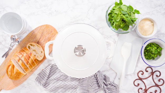 Kolacja podawana w przytulnej kuchni